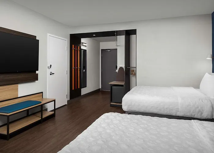 Tru By Hilton East Broad 3*
